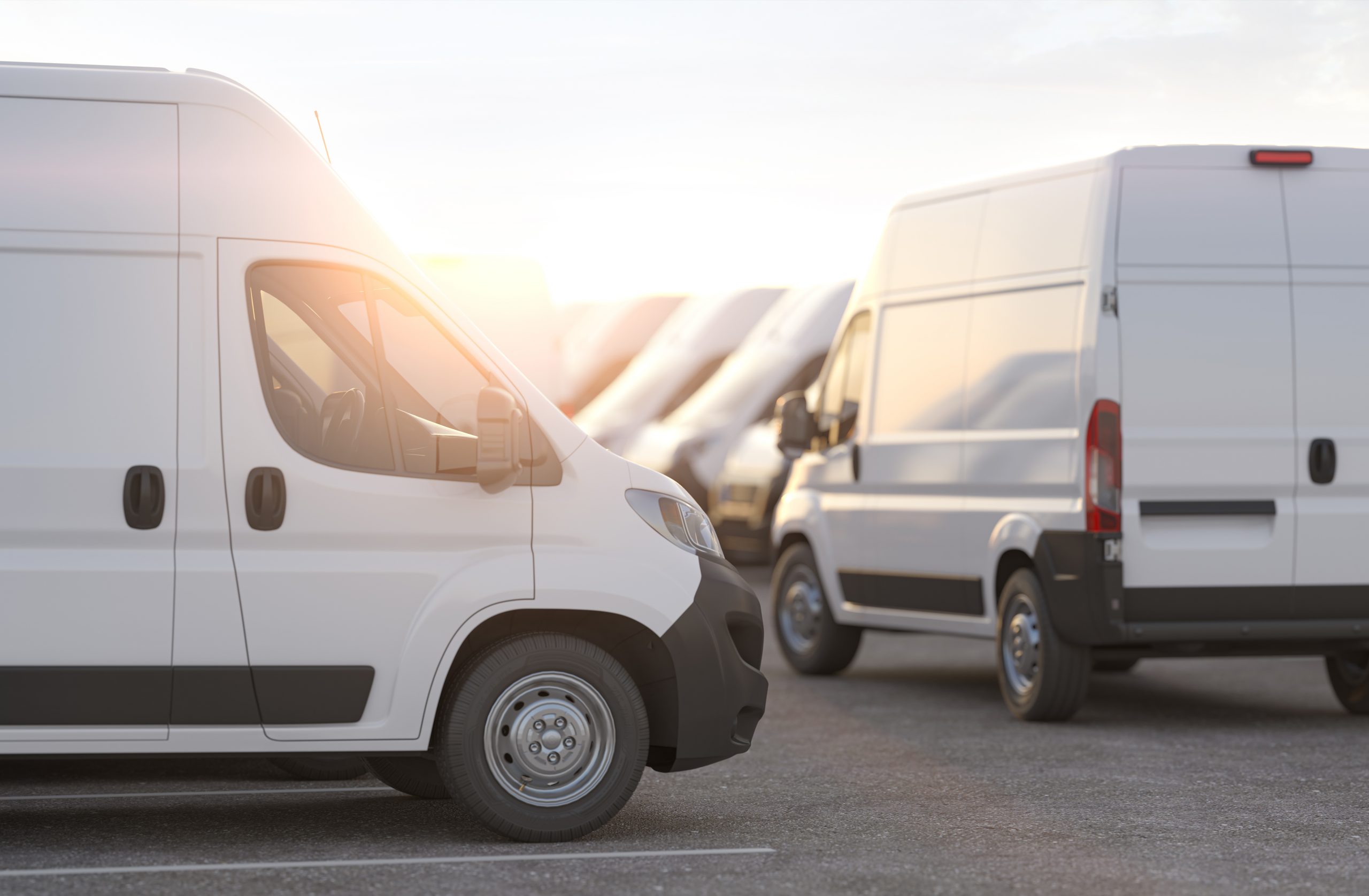Lieferwagen Zwei Lieferwagen stehen in Abendsonne auf einem Parkplatz