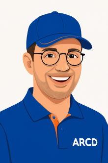 Ein gezeichneter Mann Ende 30 mit blauer Baseball-Cap und blauem Polo-Shirt.