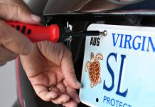 So sparen Sie clever: 10 Euro Kroschke-Vorteil exklusiv für ARCD-Mitglieder An einem Auto wird ein Nummernschild montiert.