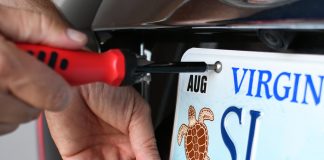 So sparen Sie clever: 10 Euro Kroschke-Vorteil exklusiv für ARCD-Mitglieder An einem Auto wird ein Nummernschild montiert.