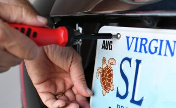 So sparen Sie clever: 10 Euro Kroschke-Vorteil exklusiv für ARCD-Mitglieder An einem Auto wird ein Nummernschild montiert.