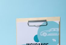 Jetzt Kfz-Versicherung checken & 2026 sparen! Concept of car purchase and insurance with toy car