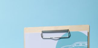 Jetzt Kfz-Versicherung checken & 2026 sparen! Concept of car purchase and insurance with toy car