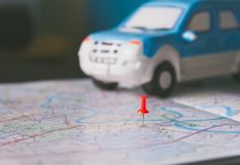 Regionalklassen 2026: Was Autofahrer jetzt über die neuen Einstufungen wissen müssen Ein Modellauto steht auf einer Landkarte