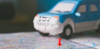 Regionalklassen 2026: Was Autofahrer jetzt über die neuen Einstufungen wissen müssen Ein Modellauto steht auf einer Landkarte